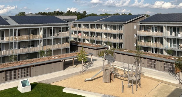 Wohnanlage in Holzbauweise in Fürstenfeldbruck. Auf dem Bild ist die Ansicht des Gemeinschaftshofs von Westen zu sehen. Wohnanlage in Holzbauweise in Fürstenfeldbruck. Auf dem Bild ist die Ansicht des Gemeinschaftshofs von Westen zu sehen.